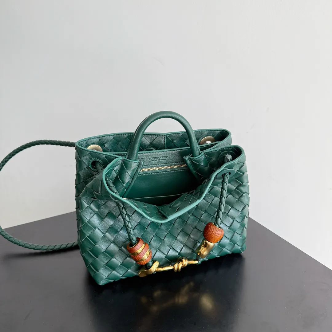 The new Andiamo batch of 3060 BV is shipped‼ ️The classic intercciato weaving process is used to create a soft bag, the metal knot is made of micro-cast aluminum using jewelry technology🪢, and the decorative beads are made of metal and hand-polished oak, allowing you to jump repeatedly between elegance and fun💃, making it unpredictable. Classic and versatile, it shows off your temperament, and the bag has a large capacity, making it very convenient for daily commuting! It has a variety of carrying methods, the shoulder straps can be adjusted by yourself, the original lambskin feels soft and delicate, and the unisex style breaks gender boundaries and brings a more practical and long-lasting use experience. The Andiamo, which has both elegant and casual styles, perfectly interprets the "fashionable old money style". Style No.: 743568+Wood Hardware Color: Emerald Size: 25*22*10.5cm